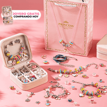 Cargar imagen en el visor de la galería, El Set de joyería para crear pulseras y collares + accesorios incluye charms de colores, pulseras, collares y anillos en una superficie rosa. Viene con bolsa de regalo Princesa y sticker promocional que ofrece joyero gratis; ideal para habilidades motoras.