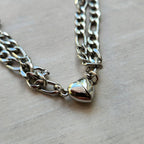 Un set de pulseras con corazón magnético, elegante y perfecto como regalo para parejas, complemento ideal para cualquier colección de accesorios románticos.