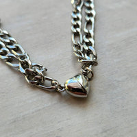 Un set de pulseras con corazón magnético, elegante y perfecto como regalo para parejas, complemento ideal para cualquier colección de accesorios románticos.