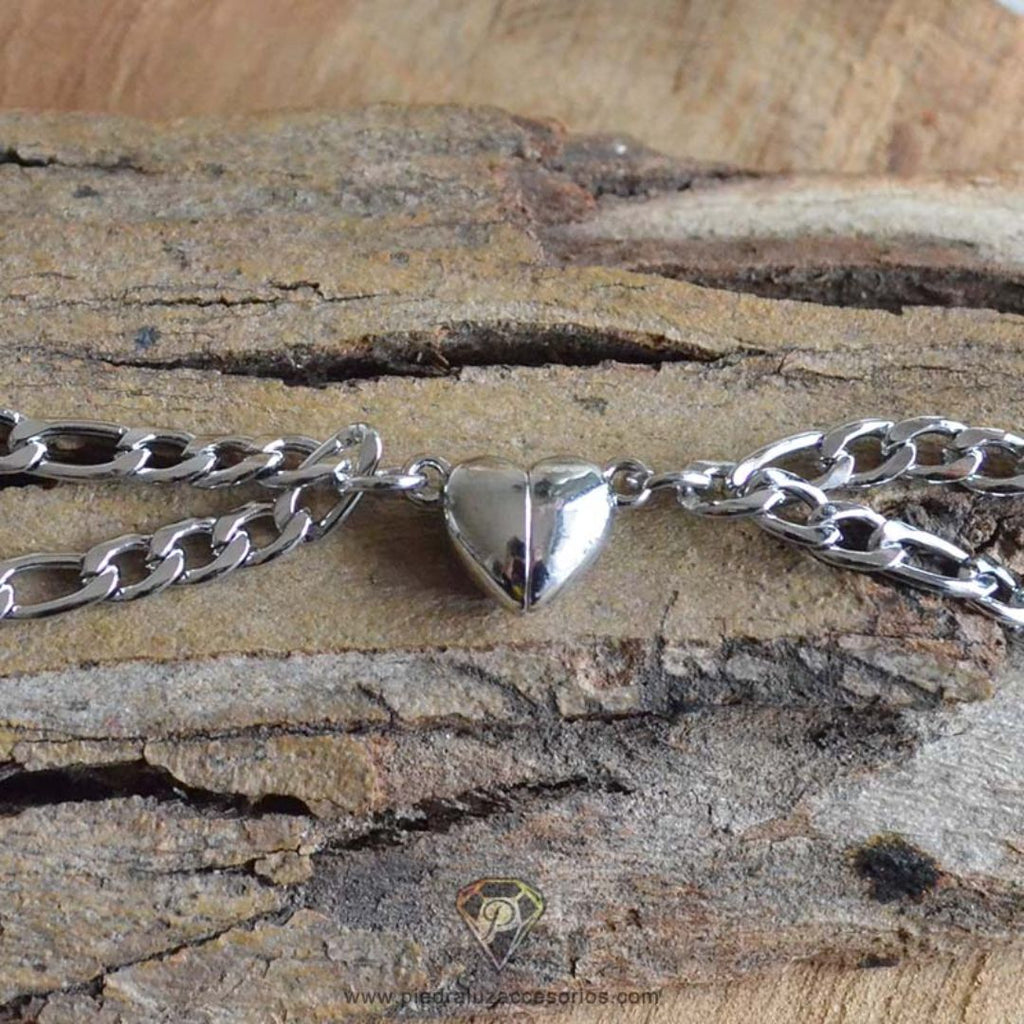 El set de pulseras con corazón magnético es un regalo ideal para parejas, perfecto para expresar amor y conexión.
