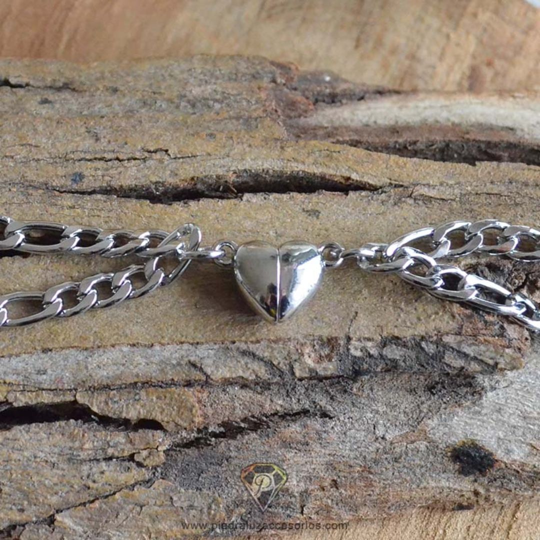 El set de pulseras con corazón magnético es un regalo ideal para parejas, perfecto para expresar amor y conexión.