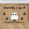 Tapete personalizado Gatos: alfombra antideslizante para mascotas con dibujo de gato blanco, cuatro huellas negras y texto 