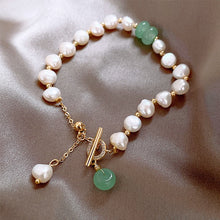 Cargar imagen en el visor de la galería, Una pulsera de perlas de agua dulce y aventurina que presenta una auténtica perla de agua dulce y piedras preciosas de aventurina verde.