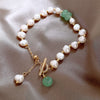 Una pulsera de perlas de agua dulce y aventurina que presenta una auténtica perla de agua dulce y piedras preciosas de aventurina verde.